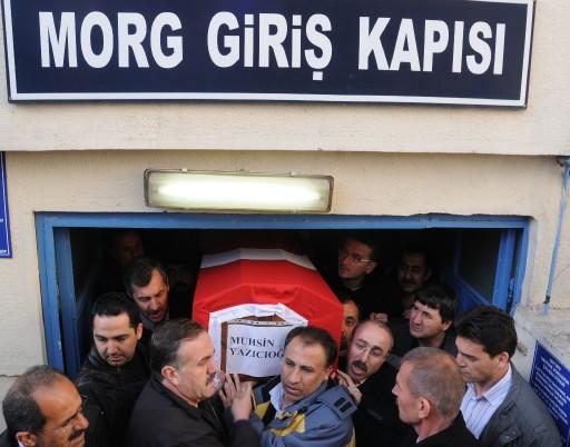 Muhsin Yazıcıoğlu ve arkadaşlarının geçirdiği kaza sonrası naaşları bulunanardan Pilot Pilot Kaya İstektepe'nin cenazesi İstanbul'a, muhsin Yazıcıoğlu ve diğer arkadaşları Ankara'ya gönderildi