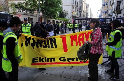 Taksim meydanına araç girmediği için mağdur kalan turistler ellerinde valizlerle meydandan çıkış aradılar