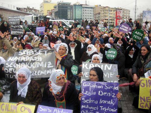 DTP kapatılması, Taksim Meydanı'nda bir grup kadın tarafından yapılan oturma eylemiyle protesto edildi. Eylem sırasında bir vatandaş, şehit olan askerleri hatırlatarak gruba tepki gösterince kısa süreli gerginlik yaşandı.