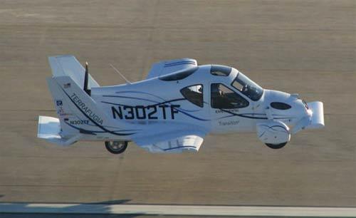 Transition adlı araç ABD'de trafiğe çıkma izni almayı başaran ilk uçan otomobil oldu. Terrafugia'nın ürettiği kanatlı otomobil, artık trafiğe çıkabilecek.