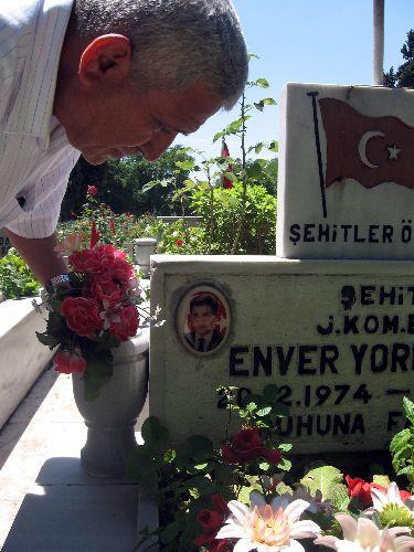 Babalar Gününü şehit çocuklarının mezarı başında geçirmeyi tercih eden şehit babaları, evlatlarının mezarı başında dua etti, gözyaşı döktü.