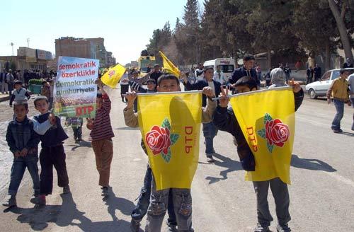 Şanlıurfa'nın ilçelerinde yapılan Nevruz kutlamaları sırasında, Nevruz kutlamalarına katılanlar geçerken DTP'li görevlilerin emniyet binasını kordona alması dikkat çekti.