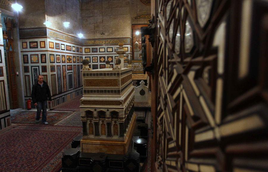 1869-1912 YILLARI ARASINDA IKI PERIYOTTA INSA EDILEN RUFAI CAMI, HIDIV ISMAIL'IN ANNESI HOSYAR HANIM TARAFINDAN TAMAMLANDI. ISMINI AHMET EL RUFAI ZAVIYESINDEN ALAN CAMIDE SON IRAN SAHI RIZA PEHLEVI'NIN DE KABRI BULUNUYOR.