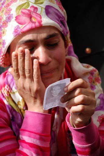 MARDIN DERIK'DE  PKK'YA YONELIK SURDURULEN OPERASYONLARDA SEHIT OLAN JANDARMA KOMANDO ER AYHAN YESILYOL'UN CENAZESI, AYDIN'IN SULTANHISAR ILCESINDE TOPRAGA VERILMISTI. SEHIDIN FOTOGRAFINA BAKAN AMCASININ KIZI, GOZYASLARINA HAKIM OLAMAMISTI. ( OZCAN YILDIR