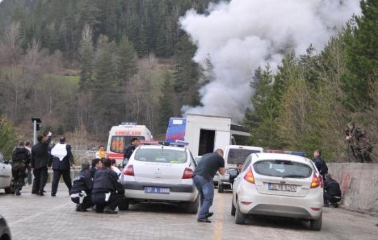Kastamonu'da Başbakan'ın konvoyunu koruyan polis ekibine saldırının detayları netleşiyor. Saldırıyı gerçekleştirenlerin zırh delici çelik uçlu mermi kullandıkları belirlendi.