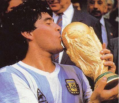 Muhabir: İspanya'da başarılı olabilecek misin?
Maradona: Top orada da yuvarlak değil mi?