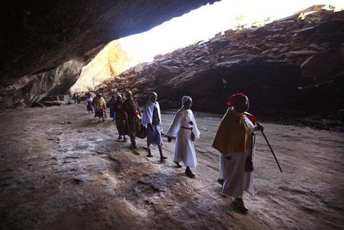 Güney Afrika'da Maloti Dağları yakınındaki Clarens şehrinde Mağara'da Şeytan kovma ayini olarak Birleşik Apostolik Kilisesi'ne bağlı (United Apostolic Church) bir kilisenin üyeleri oldukça ilginç bir inanç sistemini yaşatıyorlar.