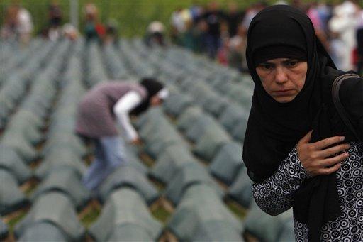 Srebrenitsa 'da 8 bin Müslümanın dünyanın gözü önünde Sırplarca soykırıma uğramanın 13. yıldönümü. Avrupa'da yaşanan en büyük soykırımın failleri hala yakalanamadı.