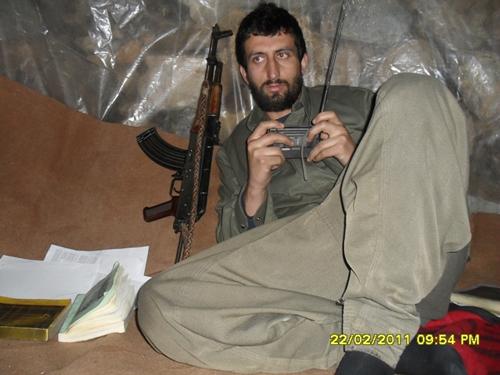 N.Ş’nin gözaltına alındığı yerde yapılan aramalarda bazı fotoğraflar bulundu.Fotoğrafların terör örgütünün kamplarında çekildiği belirtildi.