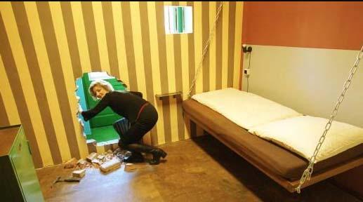 <p><strong><span style="color: #0000ff;">The Just-Plain-Weird Hotel</span></strong></p>
<p>Berlin'de bulunan bu otelin dikkat çeken tarafı sade ama ilginç bir tarzda tasarlanmış olması.</p>