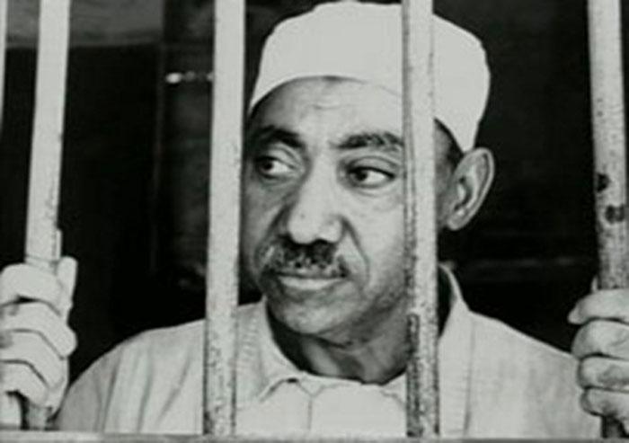 <p><br><strong> -SEYYİD KUTUB-<p><br></strong>-


Mısırlı yazar ve düşünce adamı olan Seyyid Kutub, 1954 yılında Cemal Abdül Nasır'a düzenlenen suikast girişimi nedeniyle çok sayıda Müslüman Kardeşler hareketi üyesi gibi tutuklanmış ve 15 yıl ağır hapis cezasına mahkum edilmişti. 1964 yılında serbest bırakılan Kutub, 1965 yılında ise yine Müslüman Kardeşlerle birlikte tutuklandı ve devlete karşı darbe girişimi suçlamasıyla yargılandı. Seyyid Kutub, 29 Ağustos 1967'de idam edildi.