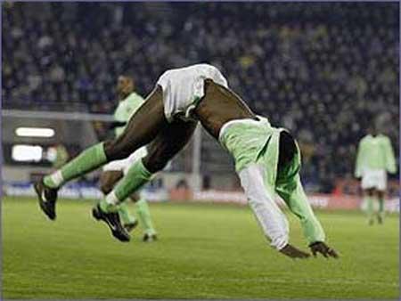 1.78 metre boyunda ve 77 kilogram ağırlığında olan Julius Aghahowa, Shakthar Donetsk, Dinamo Kiev ve Wigan Athletic'de oynadı. Nijeryalı yıldız kariyerinin en parlak dönemini yaklaşık 7 yıl formasını giydiği Shakthar Donetsk'de yaşadı