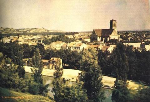 Bilinen en eski renkli fotoğraf Louis Ducos du Hauron tarafından 1872 de çekilmiş.Fotoğrafta Güney Fransa'dan bir görünüş bulunmakta.