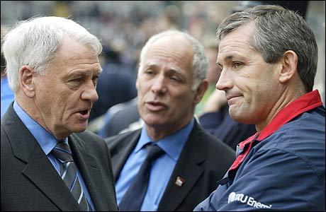 İngiltere Milli Takımı'nın eski futbolcusu ve teknik direktör Sir Bobby Robson'un 76 yaşında İngiltere'nin County Durham kentindeki evinde kansere yenik düştüğü bildirildi.