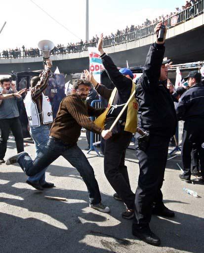 ANKARA'DA DUZENLERNEN 1 MAYIS MITINGINDE BAZI GOSTERICILERLE POLIS ARASINDA ARBEDE YASANMISTI. (FIRAT YURDAKUL)