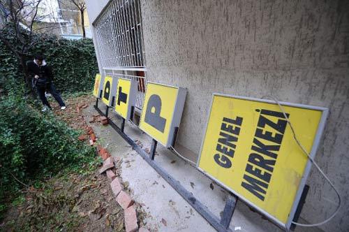 Anayasa Mahkemesi'nin, hakkında kapatma kararı verdiği Demokratik Toplum Partisi (DTP)'nin Ankara Genel Merkezi'ndeki parti tabelası söküldü.