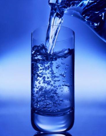 Su içmeyi ihmal etmeyin...
Kışın su kaybının azalması nedeniyle su içme alışkanlığımız da değişebilmekte ama vücudumuzun metabolik işleyişi için yaz kış suya ihtiyacı var. Günde 2-2,5 lt su içmeyi asla ihmal etmemeliyiz.