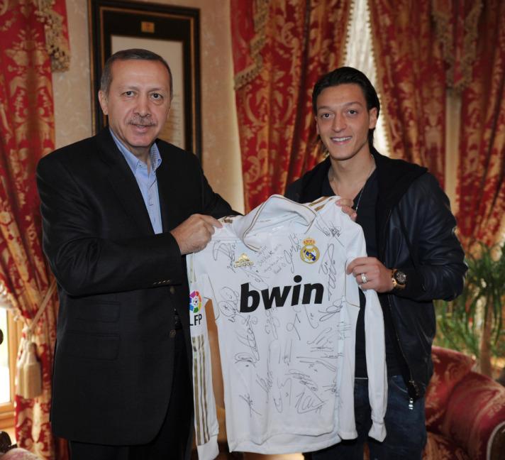 Başbakan Erdoğan, ''Geçmiş olsun'' dileğinde bulunmak isteyen futbolcular Mesut Özil ve Arda Turan ile futbol yorumcusu Rıdvan Dilmen ile yapımcı Acun Ilıcalı'yı kabul etti.