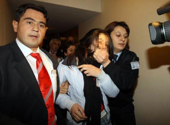 Demokrakik açılım görüşmelerinin yapıldığı TBMM Genel Kurulda, CHP lideri Baykal'ın konuşmasını tamamlamasının ardından izleyici localarında bulunan bazı kişiler slogan atarak eylem yapmaya kalkınca gözaltına alındı. Protestocular CHP'li vekille bağlantıl