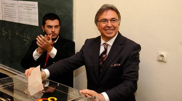 Galatasaray Kulübü'nün 96. dönem seçimlerinin yapılacağı Olağanüstü Seçim Genel Kurulu başladı. Adayların konuşmasının ardından oylamalara geçildi.