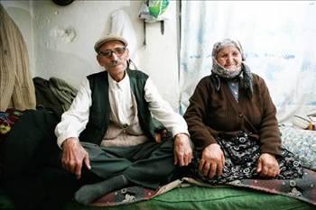 Konya Akşehir pazarında sıradan bir gün. Rengârenk, taptaze, iştah açan sebze ve meyveler tezgâhlara sıralanmış, alıcılarını bekliyor. Satıcıların naralarına, haftalık sebze ve meyvelerini almak için pazara gelen Akşehir halkının konuşmaları ekleniyor. Pazar yerine çöken yoğun gürültünün içinde yürüyen 87 yaşındaki Mustafa Çimendere, kalabalığa sırtını dönüp bir tezgâhın önünde birden duruyor. Tezgâhtaki yumurtalara, yeşilliklere değil, satıcıya bakıyor. 77 yaşındaki Ayşe Yuvalı, yıllardır her hafta pazara çıkıyor, köy evinin bahçesinde yetiştirdiği nane, maydanoz, rokayı ve tavuklarının yumurtalarını satarak geçiniyor. Tezgâhın önünde duran yaşlı adama dikkatli bakınca o da hatırlıyor, yıllar önce gelin geldiği köydeki komşuları Mustafayı. Nasılsın, iyi misin ile başlıyor sohbet, dakikalar geçtikçe koyulaşıyor. Aslında hiç iyi değilim diyor Mustafa Çimendere, 32 yıllık karım üç yıl önce öldü. O zamandan beri perişan oldum. Kendi oğlum İzmirde, uzakta değil ama ilgilenmiyor. Altı oğulluğum aynı bahçede oturuyor, bir tanesi kapımı çalıyordu, artık o da gelmez oldu. Evladın ne faydası var? Ayşe Yuvalı Benimkiler de aynı diyor, Beş oğlum 2 gızım va da 26 yıl önce gocam göçtüğünden beri kendi başıma yaşıyom. Hepsi dağıldı gettiler. Bir oğlan sade aynı köyde ama kapıdan bile bakmaz.
