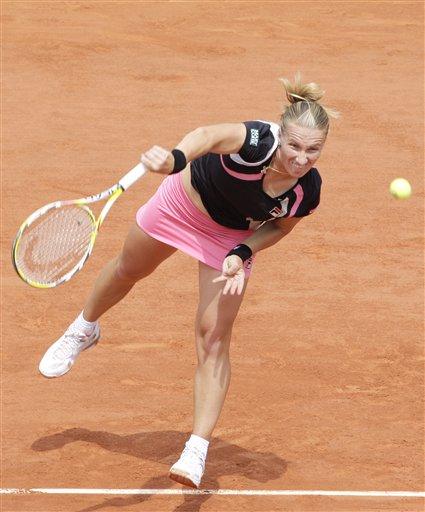 Tek bayanlarda 5 numaralı seribaşı ABD'li Serena Williams, 10 yıl sonra ilk kez 3. turda elenerek hayranlarını şaşırttı. Williams, Slovenyalı Katarina Srebotnik'e 6-4 ve 6-4'lük setlerle 2-0 boyun eğdi.