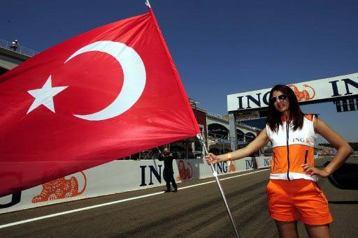 Formula 1 Dünya Şampiyonası'nda sezonun 7. yarışı ING Türkiye Grand Prix'si İstanbul Park Pisti'nde yapıldı. Yarış son sürat giden çılgın pilotları kadar ilginç görüntüleriyle güne damgasını vurdu.