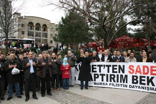 BURSA... Filistin Dostları Bursa Gönüllü Teşekküller Platformu, Bursa'da İsrail'i protesto etti.