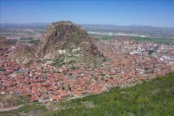 <p>AFYONKARAHİSAR: Afyon türkülerinde sık sık “Hisar” sözcüğü geçer. “Hisarın bedenleri çevirin gidenleri” Bu hisar sözcüğünün Afyon türkülerinde sık sık yinelenmesi nedensiz değildir. Eski adı Akroenos olan şehri Selçuklular uzun süren bir kuşatmadan sonra ele geçirdiler. “Hisar” kuşatma anlamına gelir. Acılarla elde edilen yere “Karahisar” dediler ve orada, kara taşlardan bir kale kurdular. Onaltıncı yüzyılda bölgede afyon yetiştirilmeye başlayınca, Karahisar’ın başına bir de Afyon eklendi ve şehir “Afyonkarahisar” adını aldı.</p>