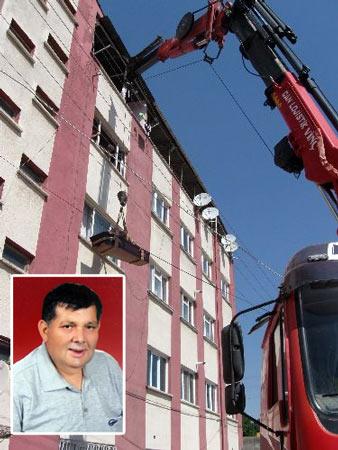 Eskişehir'de dün gece yaşamını yitiren 180 kilo ağırlığındaki güreş eski Türkiye şampiyonu Tamer Şahin'in cenazesi, kaldığı apartmanın 4. katından vinçle indirildi.