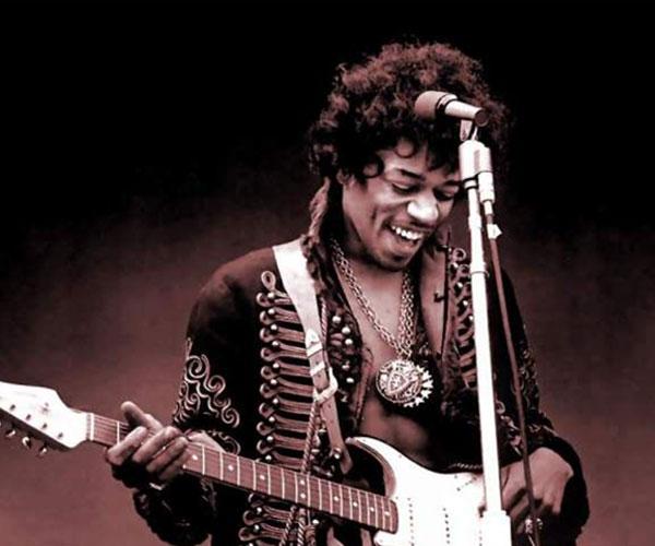 <p><br>
Dünyaca ünlü müzik dergisi Rolling Stone, efsanevi müzisyen Jimi Hendrix'i tüm zamanların en iyi gitaristi seçti. 1) Jimi Hendrix