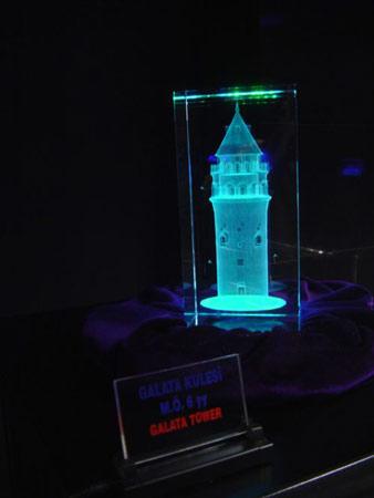 Tarihi eserler Miniatürk'deki maketlerinin ardından şimdi de kristal olarak, 'Kristal İstanbul'da görücüye çıktı.