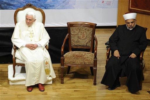 Katolik dünyasının ruhani lideri Papa 16. Benediktus'un Kudüs'ü ziyareti sürüyor. Tarihi gezinin ilk iki gününde neler oldu bir hatırlayalım ve ziyaretin atmosferini 125 fotoğrafla yansıtalım istedik.