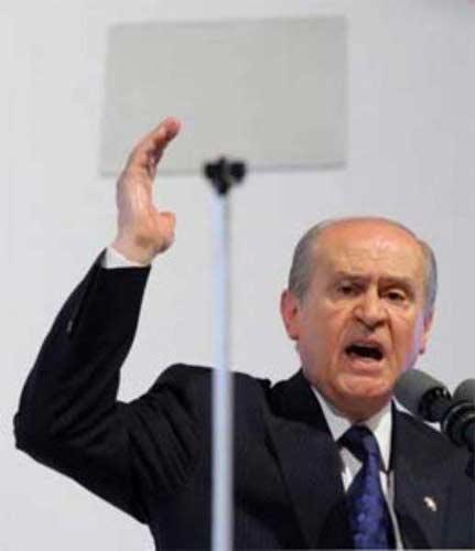 EN İLGİNÇ YASAK
AKP-MHP milletvekilleri arasında yaşanan yumruklu kavganın ardından Devlet Bahçeli iktidar partili vekillere MHP sıralarına 1 metre yaklaşmama yasağı koydu.