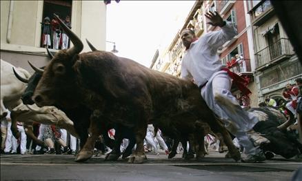 İspanya'da San Fermin festivalinde yine insanlar şenlik yaptığına inandı ama ortaya çıkan manzalar aslında kimin bayram ettiğini gösterir nitelikte.