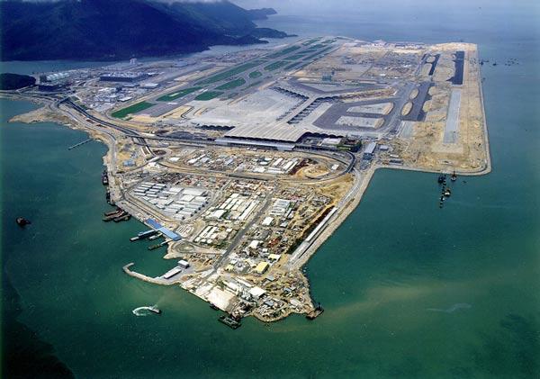 Kanal İstanbul kapsamında öngörülen havalimanı gibi denizin üzeri doldurularak yapılan Hong Kong Uluslararası Havalimanı'nın maliyeti de 20 milyar dolar oldu. İnşaatı 6 yıl süren ve 1998'de açılan havalimanının yapımında 14 bin kişi çalıştı.