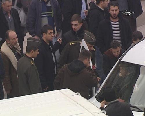 Uğur Mumcu Caddesi'nde Çankaya Köşkü'ne yaklaşık 150 metre uzaklıkta şüphe üzerine durdurulan aracın içinde, 2'si assubay 4 kişi olduğu belirlendi. Araç içindeki kişiler, merkez komutanlığına götürüldü.