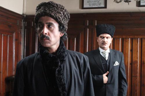 Üstad, inkilapların bir kısmına karşı çıkıyor ve Atatürk'ün makam teklifini reddedip odayı terk ediyor