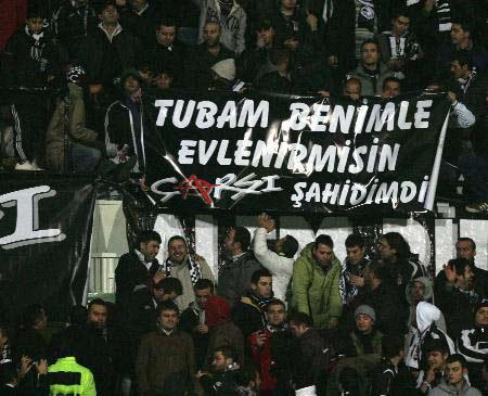 Beşiktaş tribünleri, Sivasspor maçında İsrailli Baliliyi protesto eden G.Saray taraftarlarına pankartlarla göndermede bulundu.