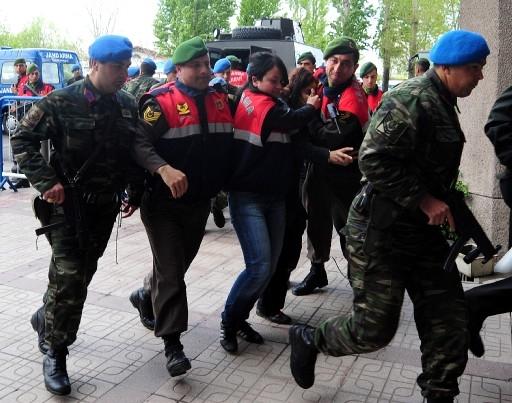 Eski bakanlardan Hikmet Sami Türk'e, Bilkent Üniversitesi Hukuk Fakültesinde bombalı saldırı girişiminde bulunduğu sırada yaralanarak hastaneye kaldırılan D.A, adliyeye çıkarıldı.