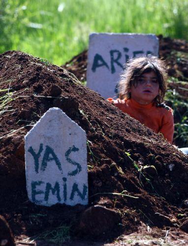 Mardin'in Mazıdağı ilçesi Bilge köyündeki saldırıda ölen 44 kişiden 39'unun cenazesinin defnedildiği mezarlıktan ağıtlar yükselmeye devam ediyor. İşte yürek burkan kareler...