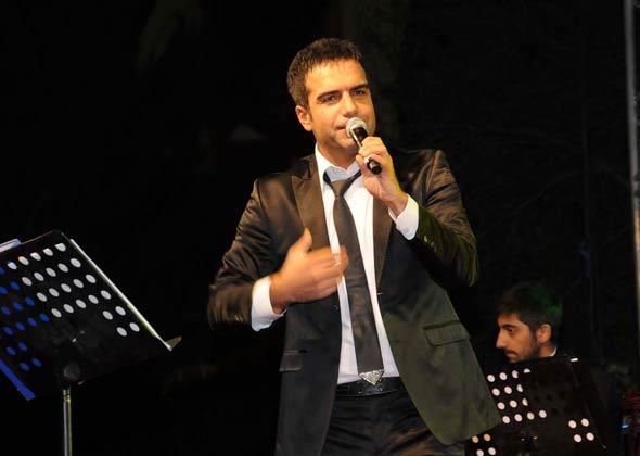 29 Ekim Cumhuriyet Bayramı kutlamaları için Kürtçe halk konseri düzenleyen Van Valisi Münir Karaloğlu, binlerce vatandaşın katıldığı etkinlikte yaptığı konuşmaya Kürtçe sözlerle başlayınca, sanatce Berdan Mardini tekrar yaptırdı...