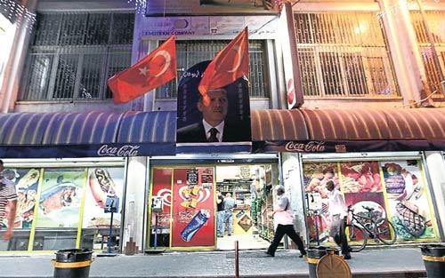 Kapısında Erdoğanın dev posteri, gönderde iki Türk bayrağı ile burası Türkiye Büyükelçiliği ya da Ak Parti Genel Merkezi gibi. Oysa Doğu Kudüsteki bir market.. <b>[Haber ve fotoğraflar: Çınar Oskay /  Milliyet]</b>