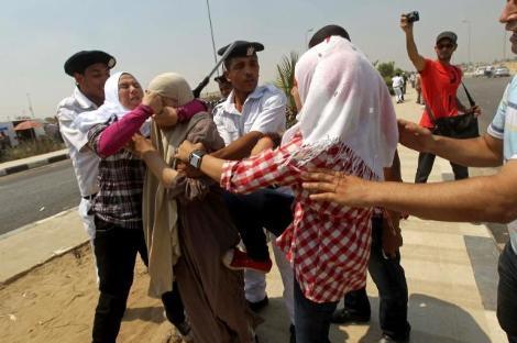 Mısır'da devrik lider M&uuml;barek'in duruşması s&uuml;rerken, mahkeme binası dışında yine gerginlik vardı. M&uuml;barek yanlılarıyla karşıtları &ccedil;atışırken kareler s&ouml;ze gerek bırakmadı.