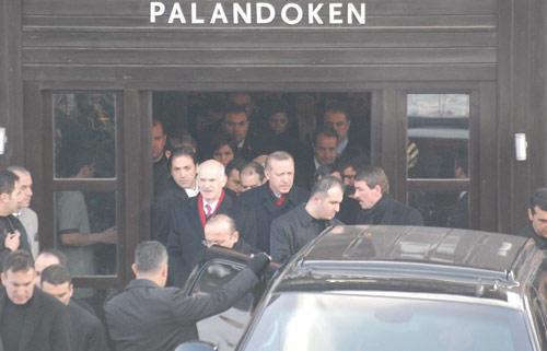 Başbakan Recep Tayyip Erdoğan, Yunanistan Başbakanı Yorgo Papandreu ile bir araya geldi. Planlanandan uzun süre görüşme nedeniyle Başbakan Erdoğan, Cuma namazına gidemedi.