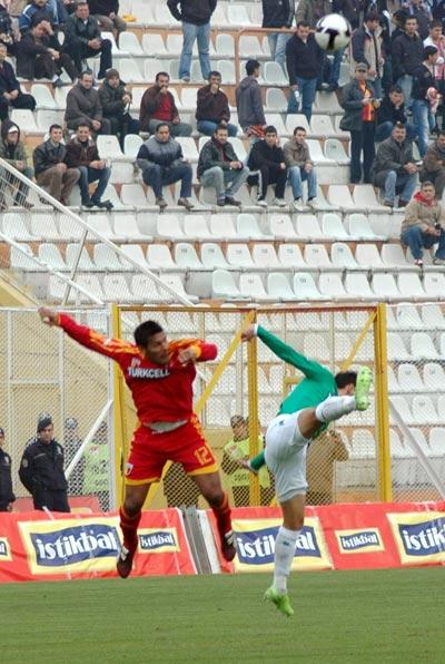 Süper Lig'de, Adana 5 Ocak Stadı'nda oynanan Kayserispor-Bursaspor maçı başladığı skorla sona erdi.