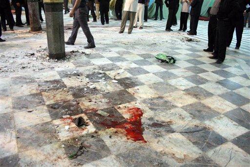 İran'ın Sistan-Belucistan eyaletinin Zahidan kentindeki Emir-el Muminin Camisi'nde bomba patlaraka 25 kişinin ölümüne 119 kişinin yaralanmasına yol açan 3 kişi cami yakınında asıldı