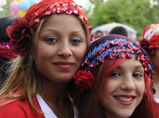 Romanların bayramı olarak bilinen Kakava Şenlikleri, Edirne'nin tarihi Sarayiçi bölgesinde, alevlerin yükselmesiyle ateşin etrafında gösteriler başladı.