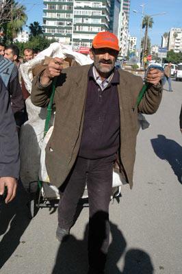 Adana Atık Toplayıcılar Yardımlaşma ve Dayanışma Derneği (ATYD) üyeleri, "Hakkımızı istiyoruz" diyerek eylem düzenledi.