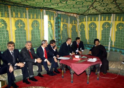 Başbakan Erdoğan ile Libya Lideri Albay Muammer Kaddafi arasındaki görüşme sona erdi. Albay Kaddafi'nin çadırında yapılan görüşme, yaklaşık iki buçuk saat sürdü. Erdoğan'ın ABD'nin bombaladığı binanın defterine düştüğü not dikkat çekti.